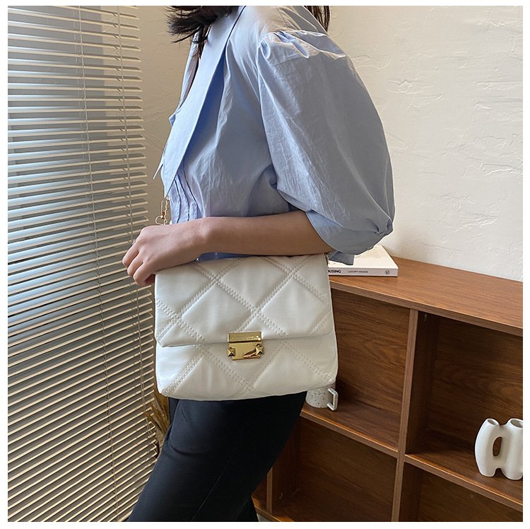 Lingge chain texture western style bag women's new fashion one-shoulder women's bag simple messenger hand-held small square bag